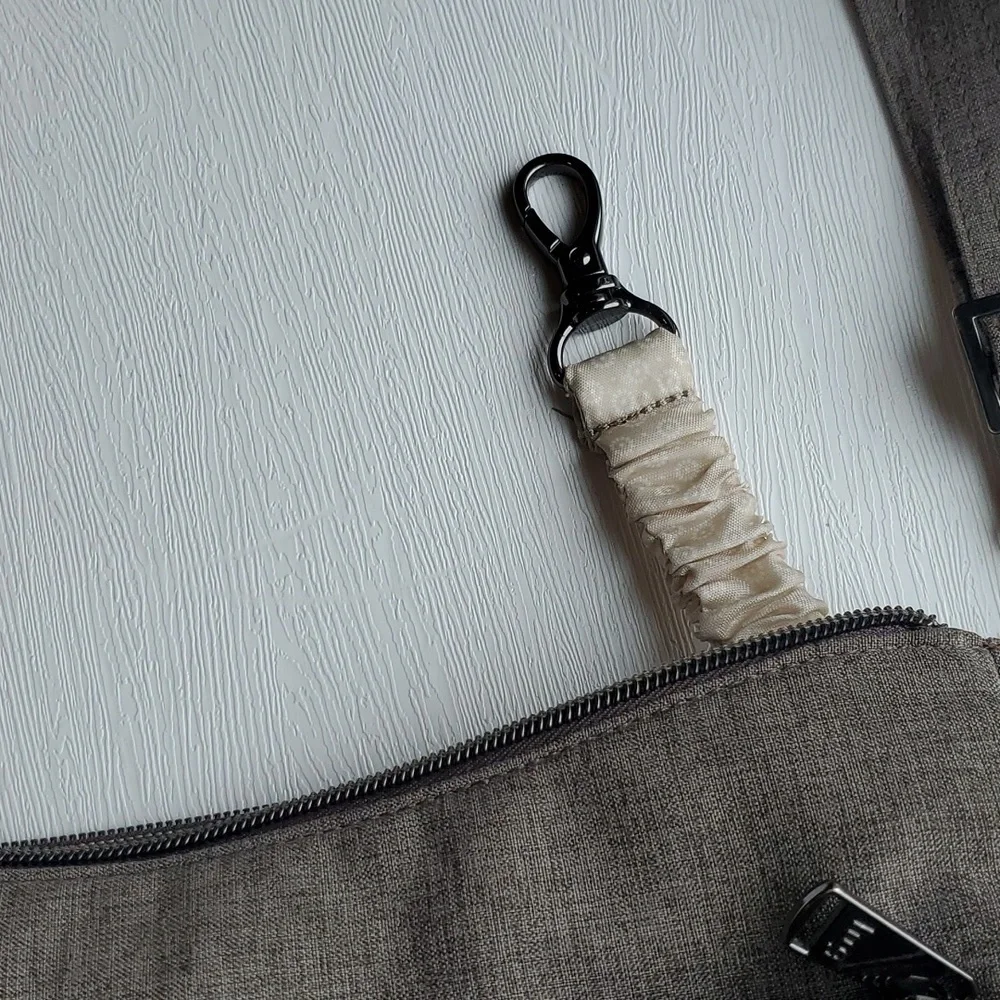 Lug Gray Heathered Slider Crossbody Purse - Picture 8 of 12